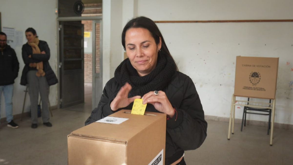 La concejala Jorgelina Mudallel votó en una escuela de barrio Roma y pidió mayor participación del electorado.