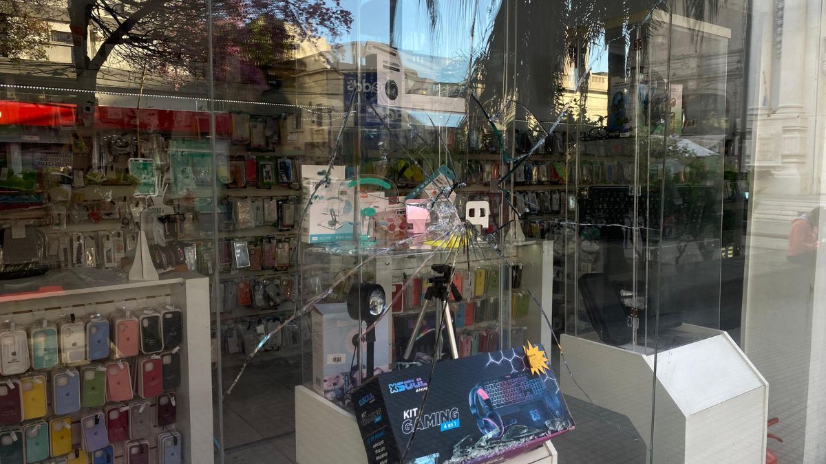 Dos nuevos robos en locales de la peatonal de Santa Fe se suman a los hechos que, en los últimos dos meses, vienen afectando a una de las zonas más transitadas de la capital santafesina. Dos nuevos robos en locales de la peatonal de Santa Fe se suman a los hechos que, en los últimos dos meses, vienen afectando a una de las zonas más transitadas de la capital santafesina.