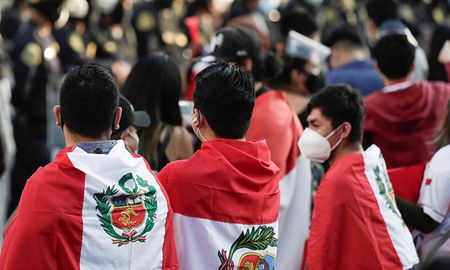 peru: manifestantes llegan al congreso en memoria de los muertos en protestas peru: manifestantes llegan al congreso en memoria de los muertos en protestas