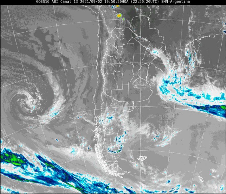 A través de la imagen satelital se observa que la nubosidad asociada a las lluvias y tormentas que afectaron la región se desplazan hacia el Océano Atlántico y el sur de Brasil.