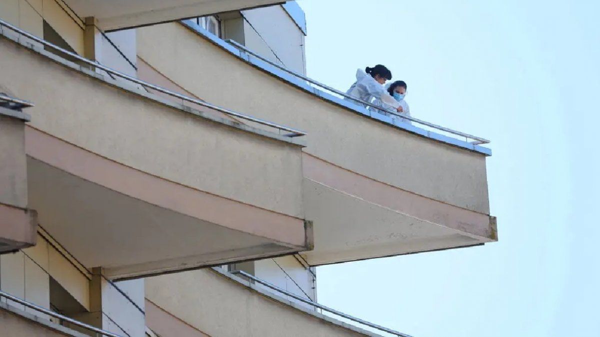 Horror y misterio: cuatro personas de una misma familia saltaron de un balcón y murieron