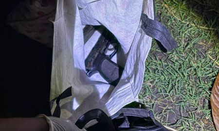 En el patio de una casa de la zona donde se produjo el homicidio hallaron un arma de fuego y cargadores. En el patio de una casa de la zona donde se produjo el homicidio hallaron un arma de fuego y cargadores.