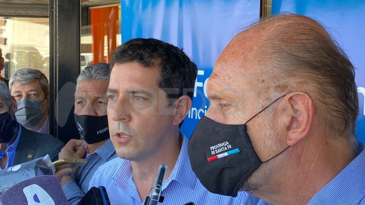 El ministro del Interior de la Nación, Eduardo De Pedro, junto al gobernador Omar Perotti y el presidente comunal de Sauce Viejo, Pedro Uliambre. 