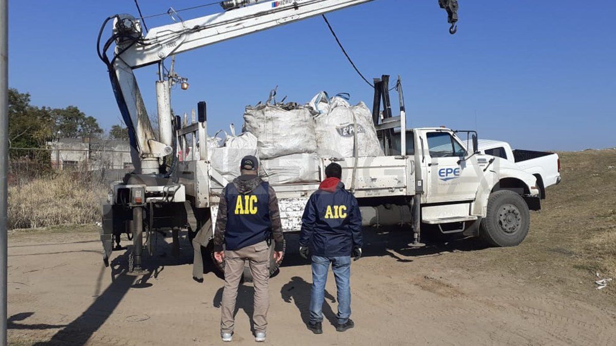 En La Guardia los investigadores secuestraron cuatro toneladas de cobre y cables.&nbsp;