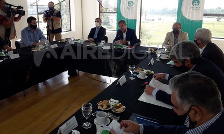 El intendente Emilio Jatón junto con representantes de el Ente Portuario, del Gobierno provincial y de la Universidad Nacional del Litoral se reunieron para elaborar un documento dirigido al Consejo Federal de la Hidrovía Paraná - Paraguay. El intendente Emilio Jatón junto con representantes de el Ente Portuario, del Gobierno provincial y de la Universidad Nacional del Litoral se reunieron para elaborar un documento dirigido al Consejo Federal de la Hidrovía Paraná - Paraguay.
