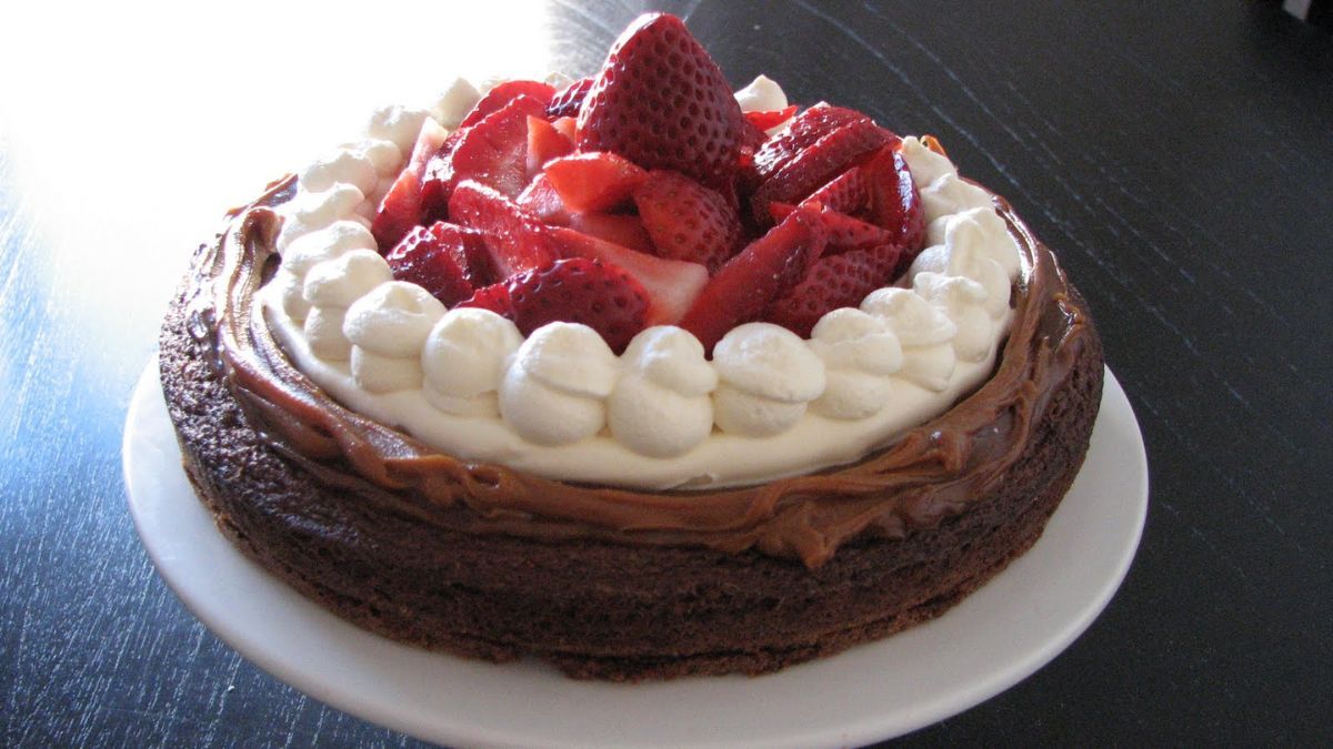 La marquise de chocolate se sirve fr&iacute;a, sin bizcochuelo, y se termina con frutillas frescas para equilibrar el sabor intenso del cacao.