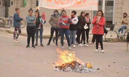 Familiares y vecinos se manifestaron en primer término frente a la sede la Jefatura de Policía de San Justo para luego trasladar el reclamo a la Comisaría 2° de la ciudad. Familiares y vecinos se manifestaron en primer término frente a la sede la Jefatura de Policía de San Justo para luego trasladar el reclamo a la Comisaría 2° de la ciudad.