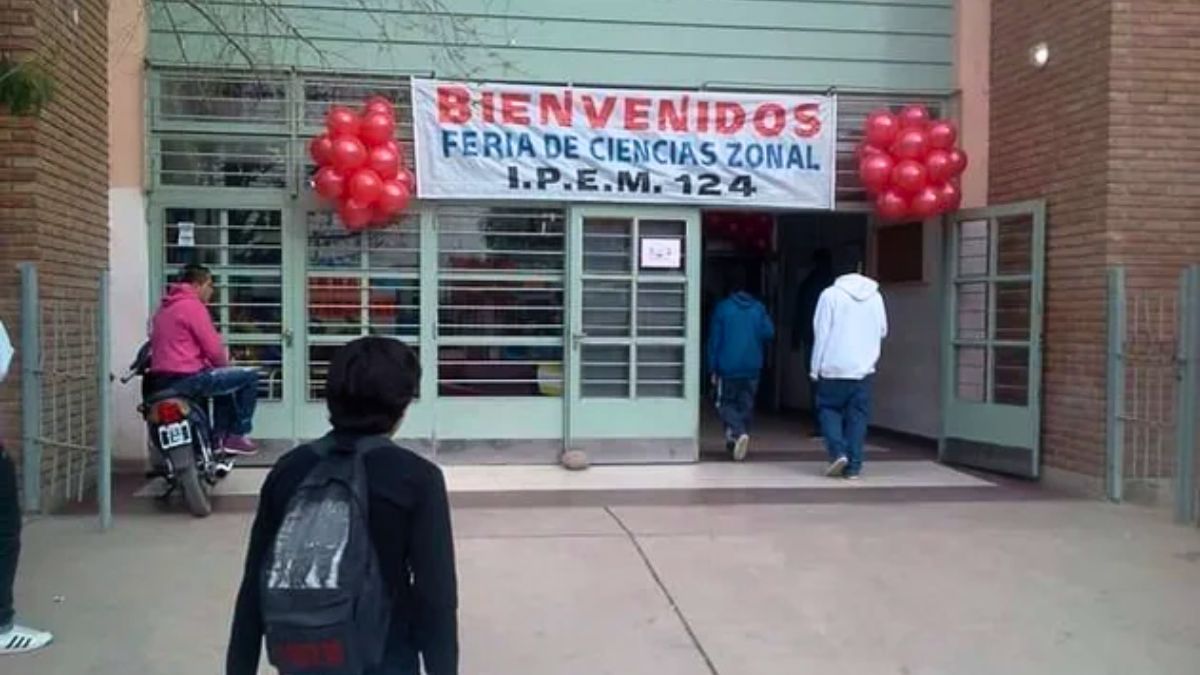 Frente de la escuela asaltada.