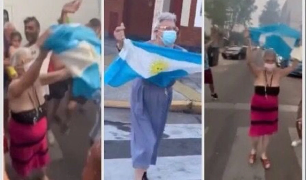 Como ya se hizo costumbre, un grupo de jóvenes recibió a la señora al canto de “Abuela la la la la la”.