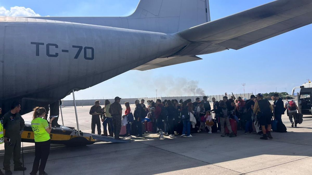 {altText(<p>Tercer vuelo de Hércules C130 uniendo Tel Aviv con Roma. Continuamos evacuando a los argentinos en el Operativo #RegresoSeguro