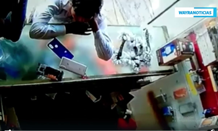 Estaba arreglando un celular y la batería le explotó en la cara: el video viral Estaba arreglando un celular y la batería le explotó en la cara: el video viral