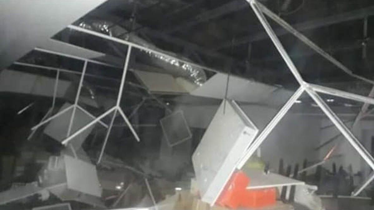 Una estructura caída tras el fuerte sismo registrado en San Juan este lunes antes de la medianoche.