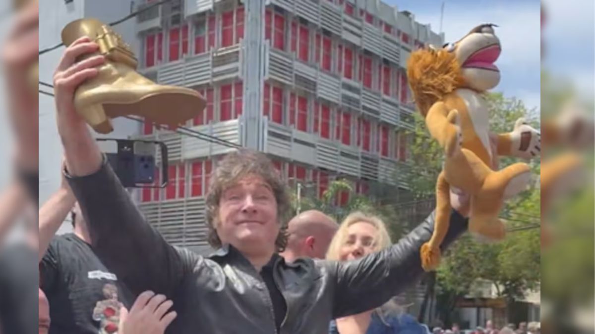 El sugestivo regalo que recibió Javier Milei en alusión a Cristina Kirchner. El sugestivo regalo que recibió Javier Milei en alusión a Cristina Kirchner.