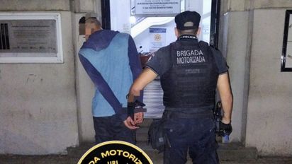 Simuló estar pidiendo comida en pleno centro de Santa Fe pero tenía pedido de captura