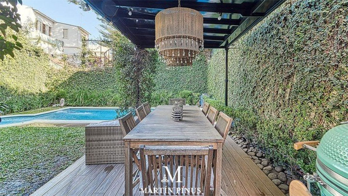 El parque incluye una enorme piscina, un quincho y una parrilla.