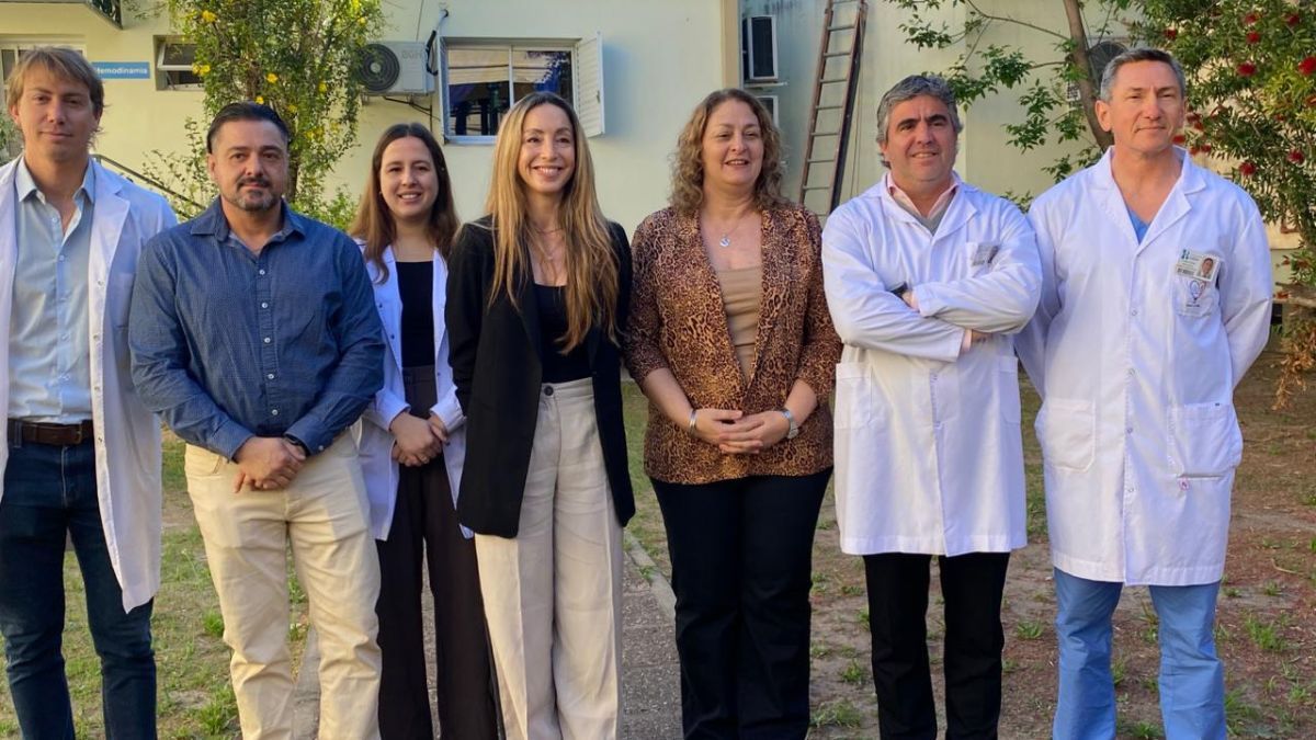 La ministra de Salud, Silvia Ciancio; la directora del Cudaio, Cecilia Andrada; y el director del Hospital, Bruno Moroni, acompañados por integrantes del equipo de salud, brindaron detalles de la intervención.