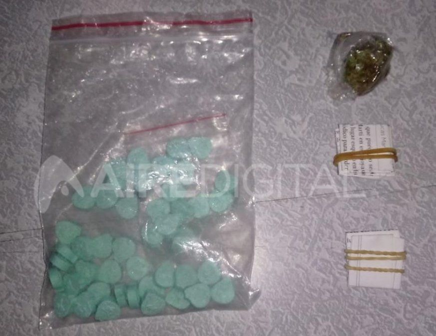 Los actuantes dieron con los responsables de la organización del evento, y tras requisar el vehículo de uno de ellos, secuestraron desde el interior una consola de sonido y pastillas de estupefacientes.