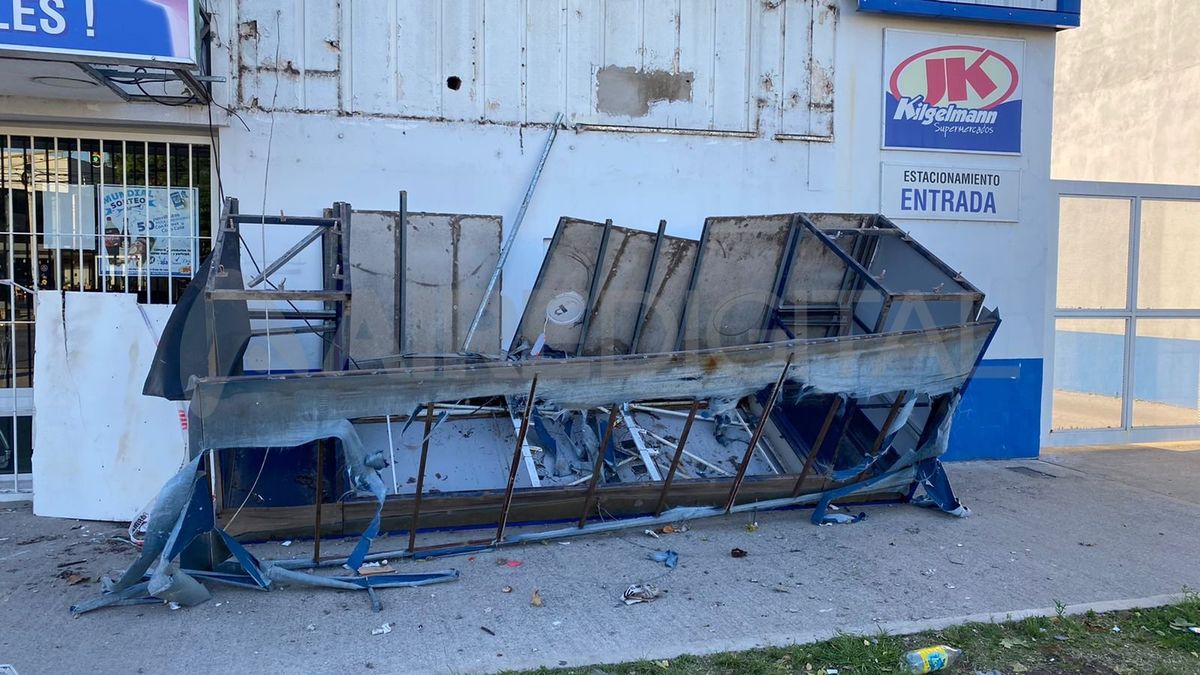 Cayó un cartel de importantes dimensiones en la vereda de un supermercado.