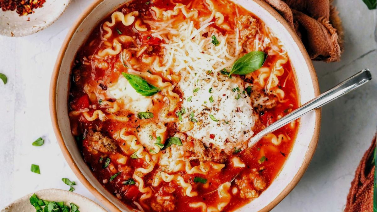 La sopa de lasa&ntilde;a re&uacute;ne carne, tomate, pasta y queso en una preparaci&oacute;n abundante y reconfortante para los d&iacute;as fr&iacute;os.