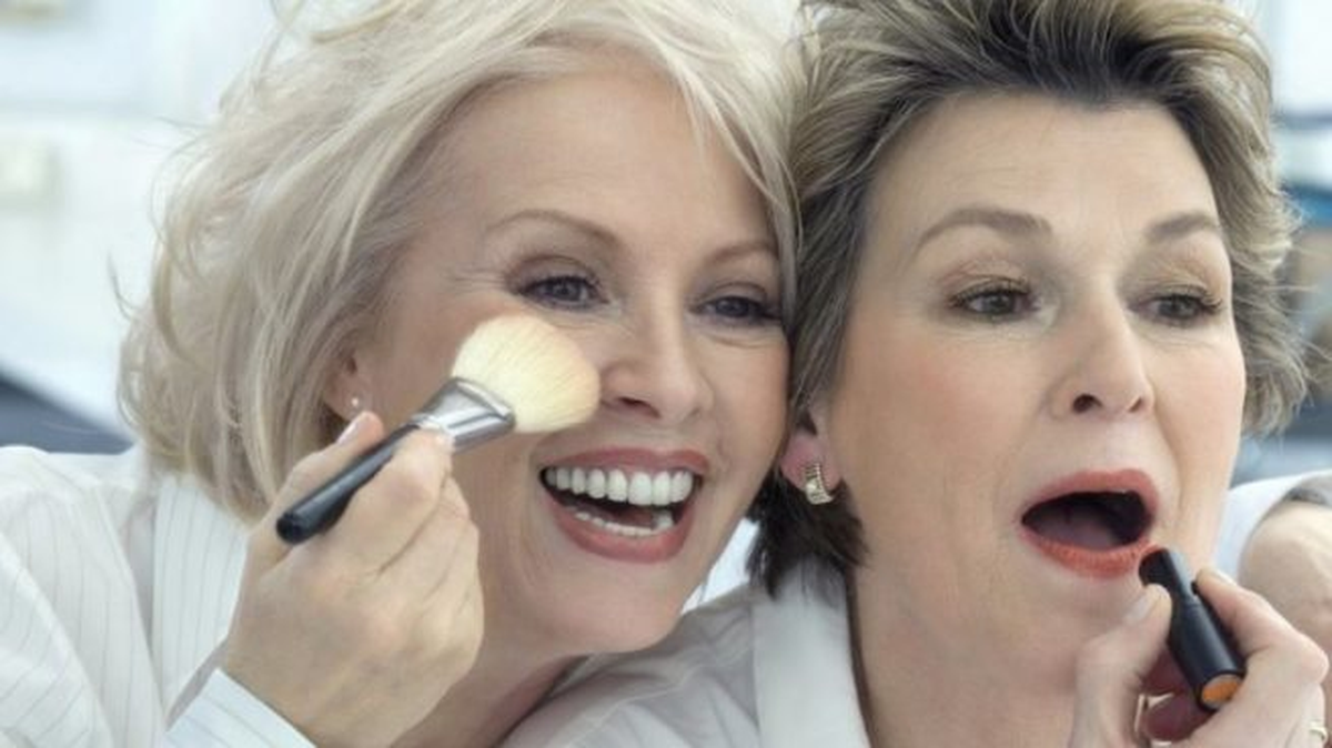 Los productos livianos y los tonos naturales son los más sentadores para las pieles maduras.