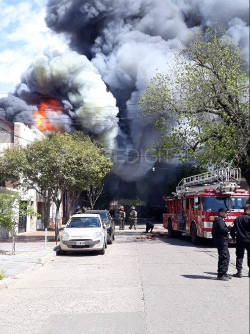 Impactantes imágenes del incendio que mantiene en vilo a B° Fomento 9 de Julio