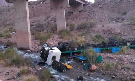 Murió un camionero de 67 años al desbarrancar su vehículo en alta montaña. Murió un camionero de 67 años al desbarrancar su vehículo en alta montaña.