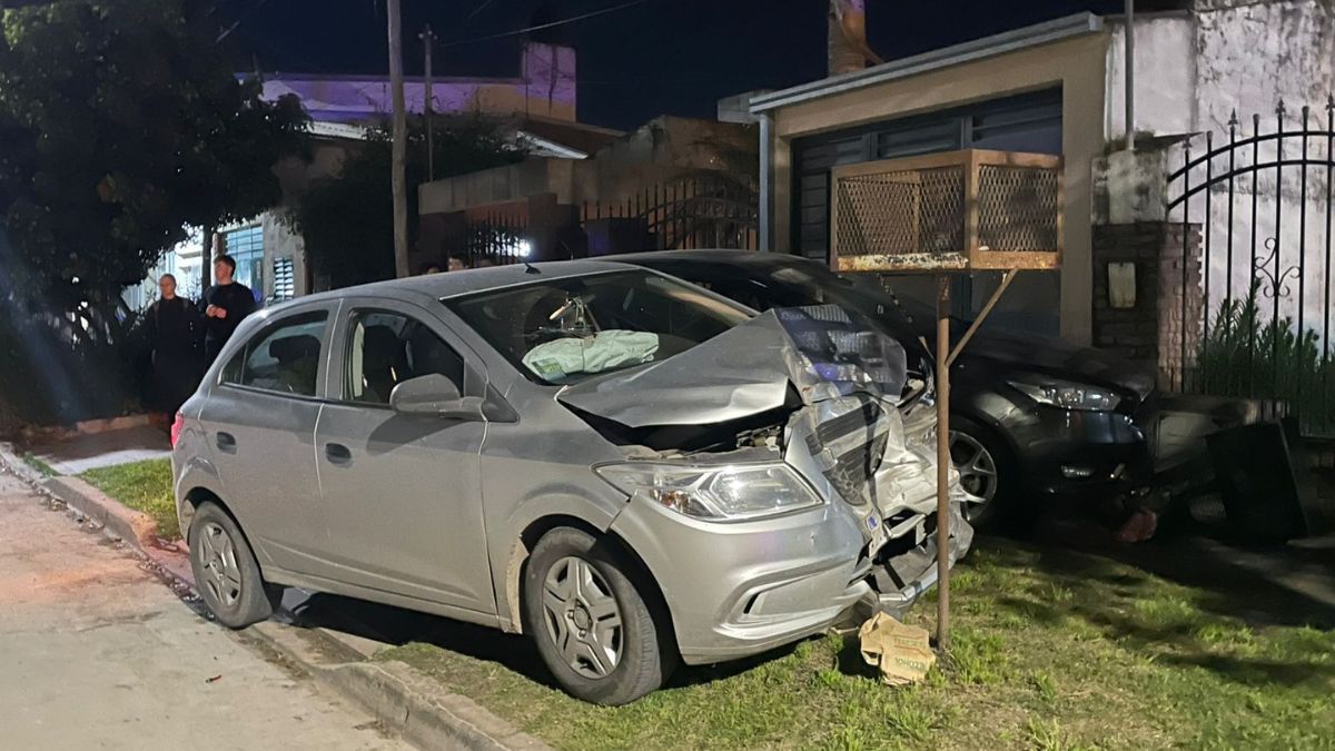 Ambos autos terminaron subidos en la vereda.