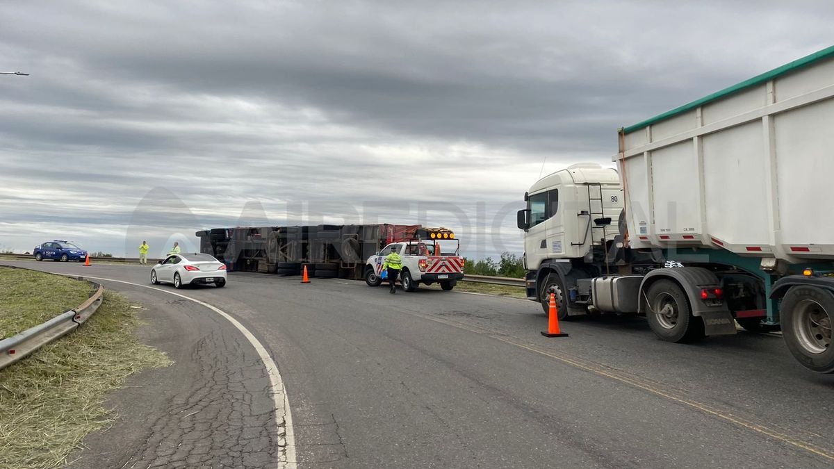 Un camión que transportaba arroz volcó en el ingreso a la ciudad de Santo Tomé por la autopista. Tres personas fueron trasladadas al Samco local con heridas leves.