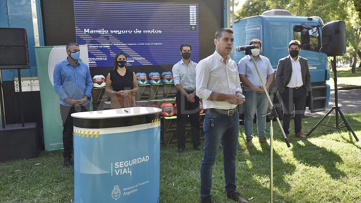 Se entregaron cascos a trabajadores del Cullen que se movilizan en motos.