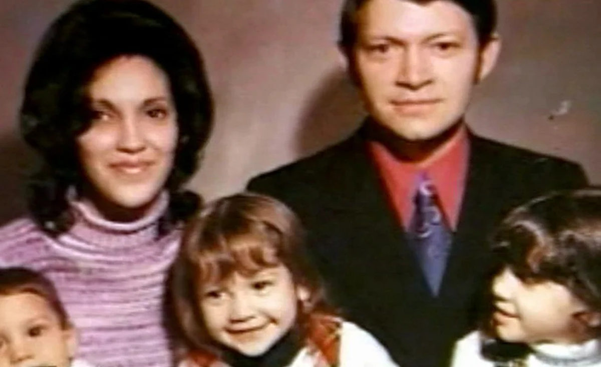 Jennifer L&oacute;pez junto a sus padres y hermanas.