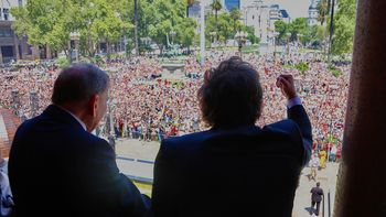 Milei recibió a Edmundo González Urrutia y saludaron desde el balcón a miles de venezolanos