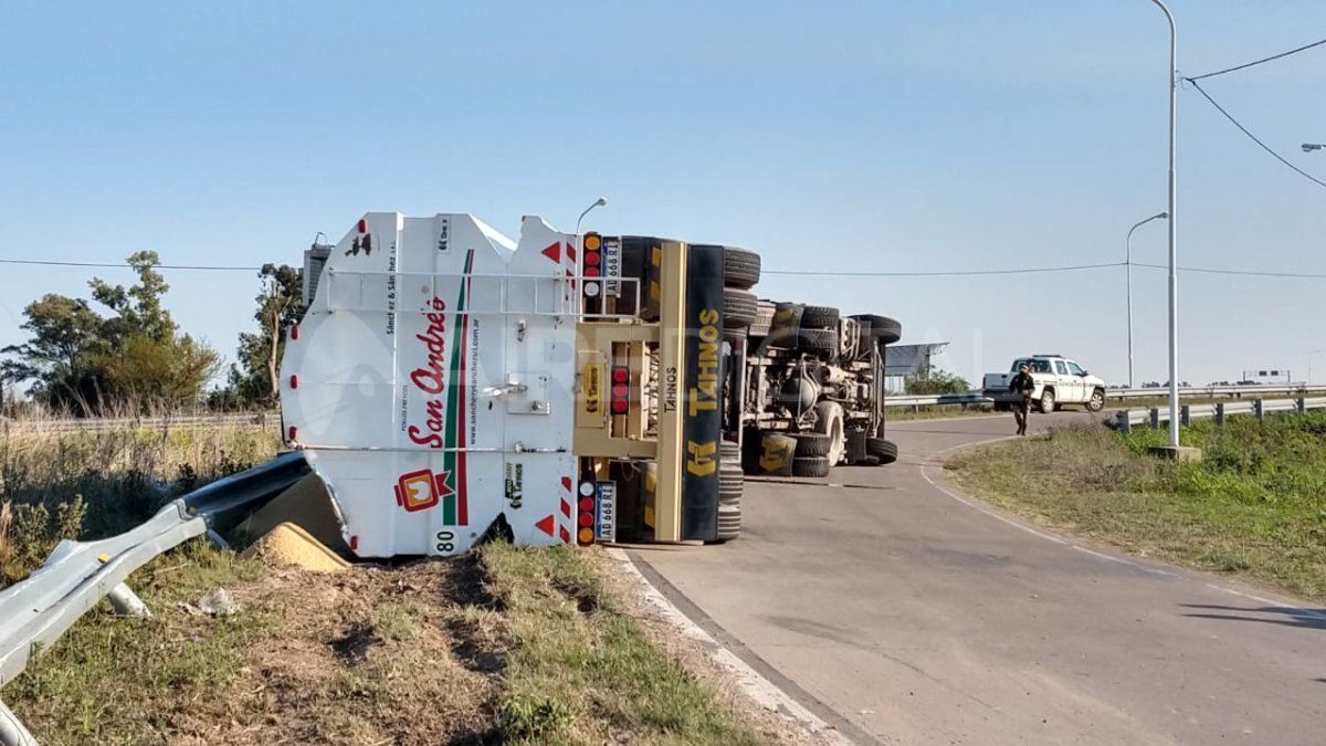 Volcó iun camión que circulaba por la ruta provincial 70