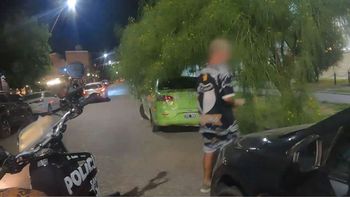 los agentes identificaron a 17 personas que se desempeñaban como cuidacoches, y una de ellas fue detenida por resistencia a la autoridad.