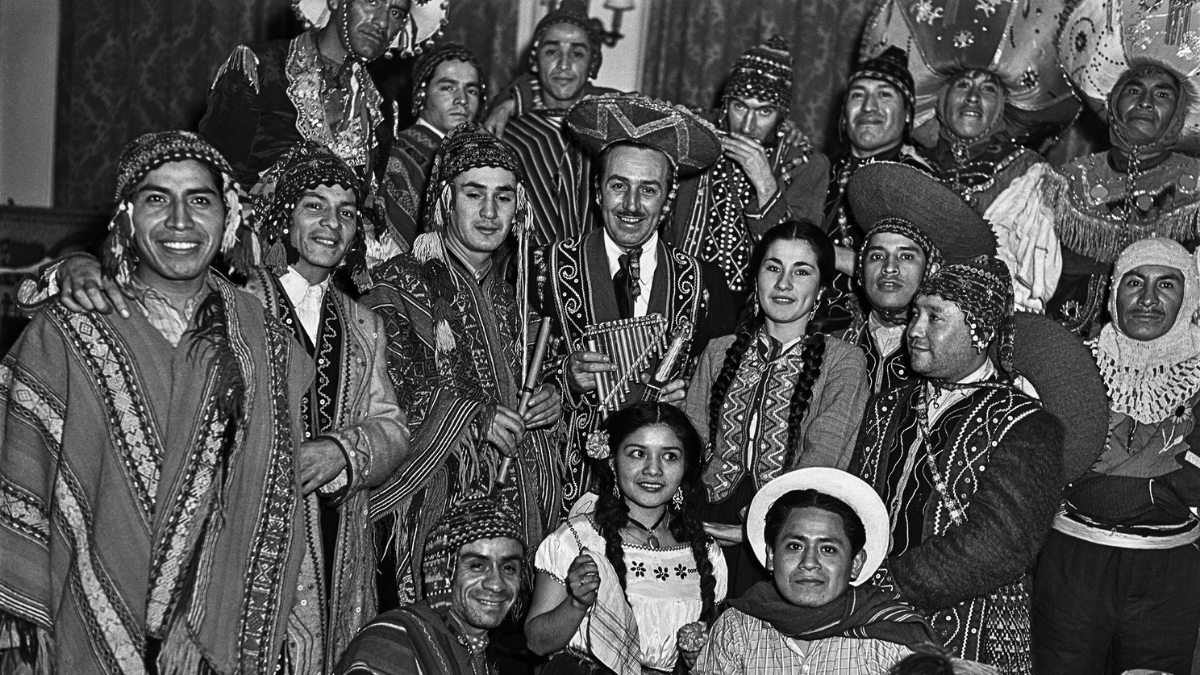 Walt posa con bailarines indígenos y músicos en Lima