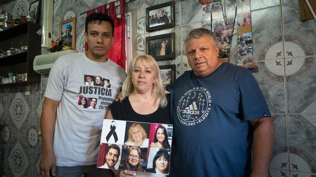 Familiares sostienen las fotos de “Cuqui” Loseco, mamá de Mariela; Aylén, hija de Mariela; Joel, novio de Aylén; Sonia Noguera y Mariela Noguera, las cinco víctimas de Facundo Solís. Familiares sostienen las fotos de “Cuqui” Loseco, mamá de Mariela; Aylén, hija de Mariela; Joel, novio de Aylén; Sonia Noguera y Mariela Noguera, las cinco víctimas de Facundo Solís.