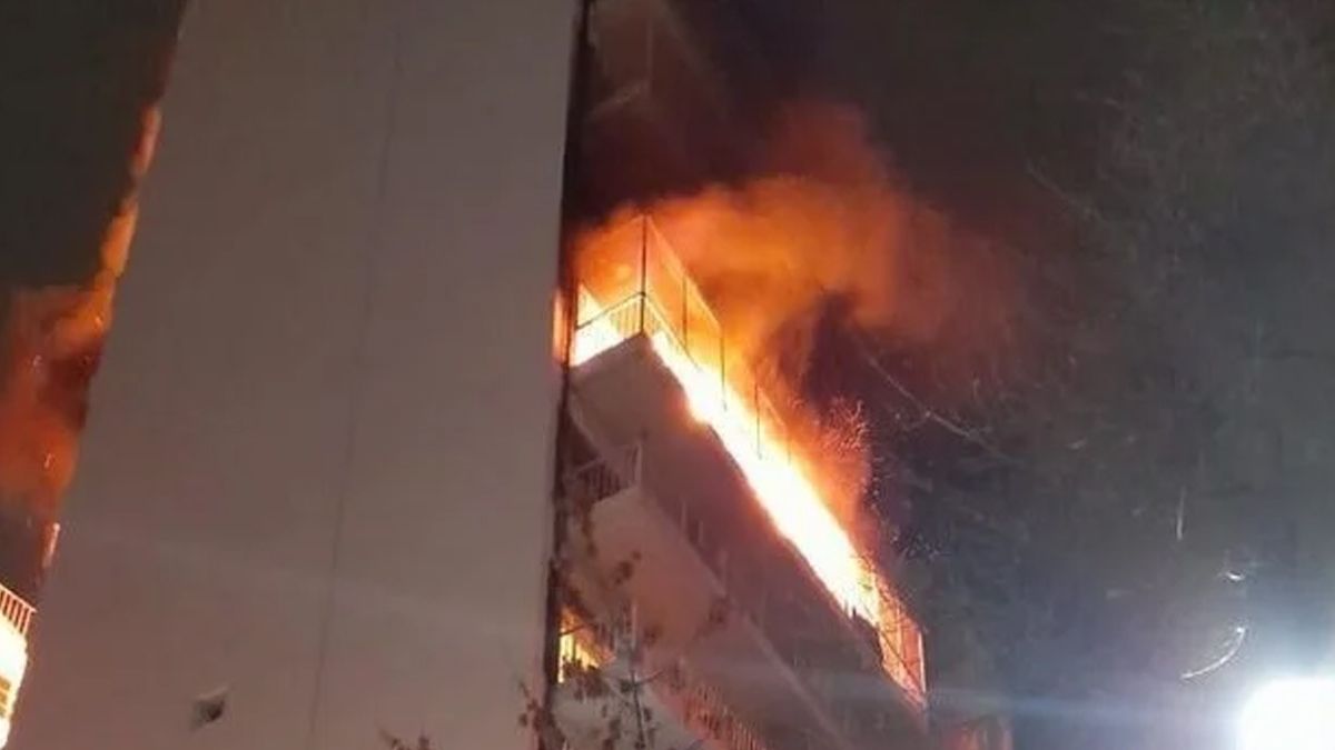 El edificio que se incendió tiene 14 pisos y los bomberos cortaron el servicio de gas en toda la cuadra