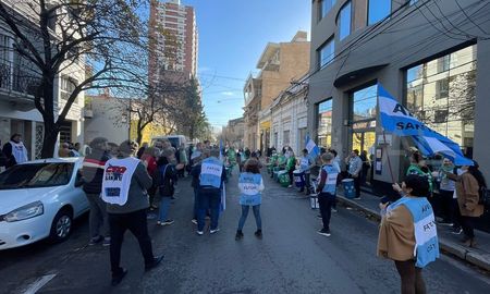 protesta frente a la sede de inadi santa fe en rechazo a los nuevos despidos protesta frente a la sede de inadi santa fe en rechazo a los nuevos despidos