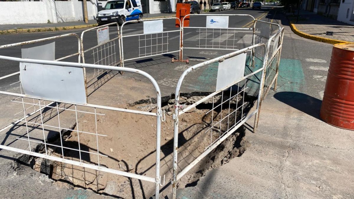 El hundimiento está en el centro de la intersección de calle Ituzaingo y Dorrego.
