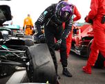 A pesar de reventar un neumático en la última vuelta, Lewis Hamilton ganó el GP de Silverstone de la Fórmula 1. A pesar de reventar un neumático en la última vuelta, Lewis Hamilton ganó el GP de Silverstone de la Fórmula 1.