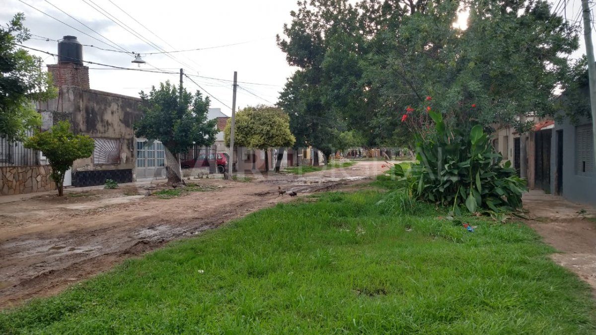 Un testigo del ataque les dijo a los policías que al hombre le dispararon desde un auto blanco