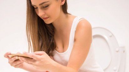 Las razones por las que nunca tenés que usar el celular en el baño