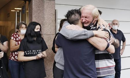 Pedro, el padre de Roberto Sabo, asesinado en Ramos Mejía, se abraza con sus nietos en el velatorio. Pedro, el padre de Roberto Sabo, asesinado en Ramos Mejía, se abraza con sus nietos en el velatorio.
