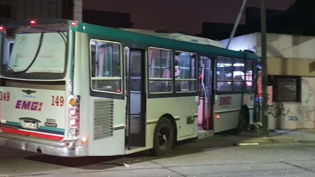 Un colectivo chocó con un remis y se incrustó en una casa en Monte Grande: falleció el chofer