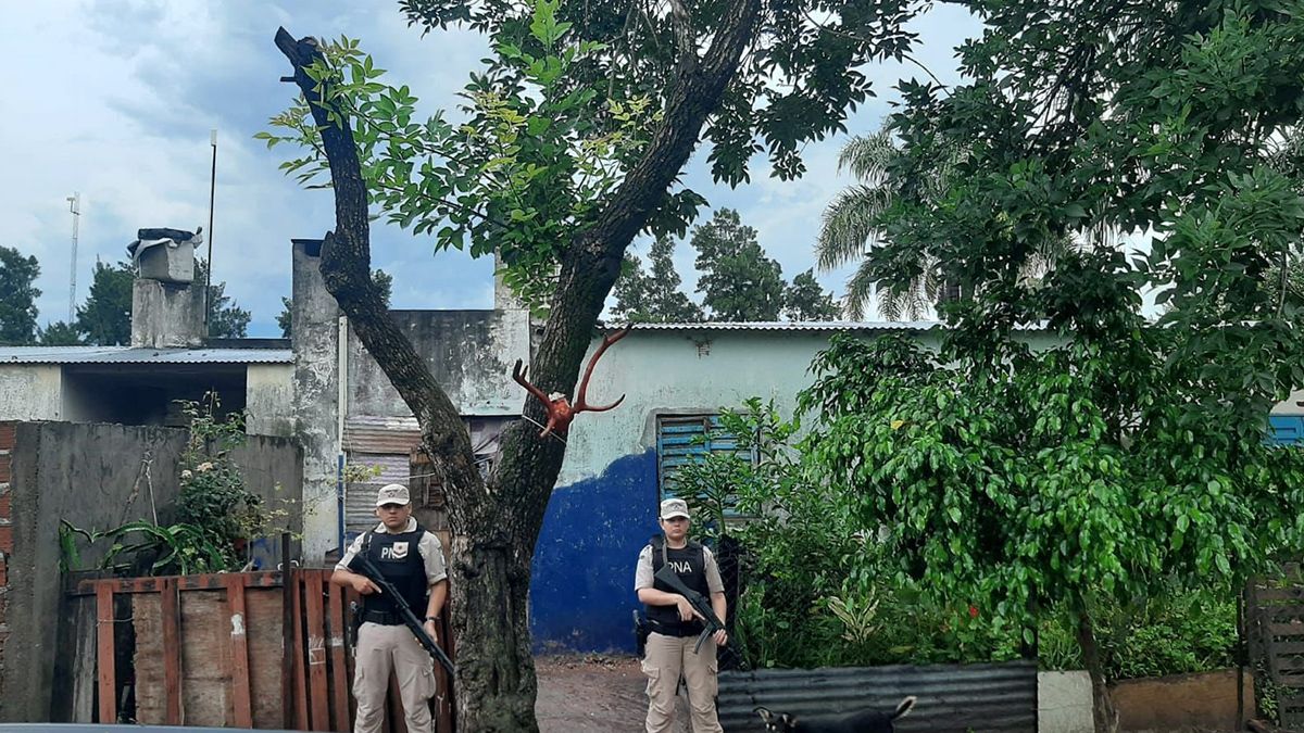 Participaron de los allanamientos personal de la Policía Federal Argentina, de la Prefectura Naval Argentina y de la Agencia de Investigación Criminal (AIC). Participaron de los allanamientos personal de la Policía Federal Argentina, de la Prefectura Naval Argentina y de la Agencia de Investigación Criminal (AIC).