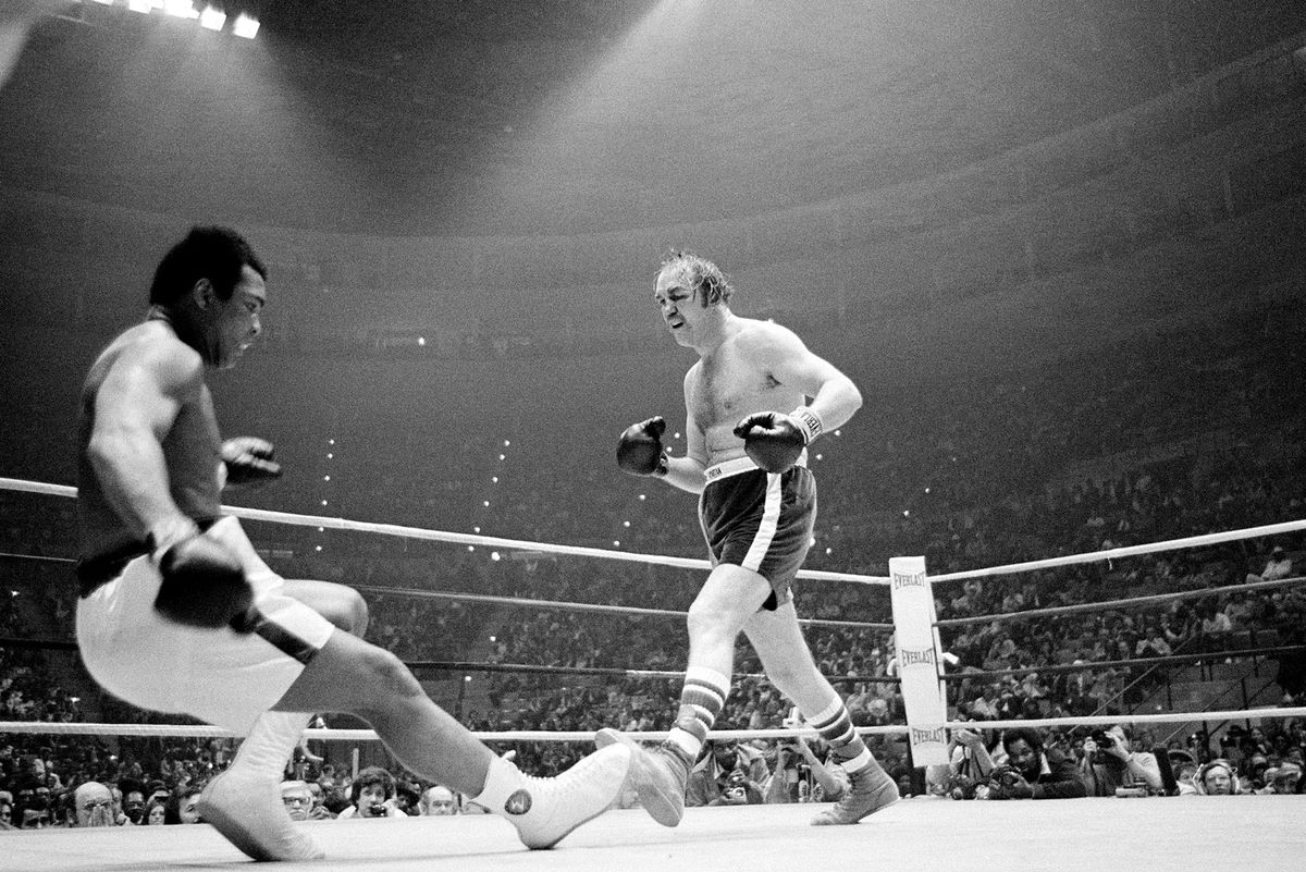 En el 9° asalto el estadio enmudeció: con una fuerte derecha a las costillas, y ayudado por un involuntario pisotón, Wepner derribó a Ali. Años después, Chuck recordaría: “Volví a mi esquina y dije: «Calienten el auto y nos vamos al banco, somos millonarios». Pero mi entrenador (Al Braverman) me respondió: «Mejor date vuelta porque se está levantando, y parece que está furioso»”. En el 9° asalto el estadio enmudeció: con una fuerte derecha a las costillas, y ayudado por un involuntario pisotón, Wepner derribó a Ali. Años después, Chuck recordaría: “Volví a mi esquina y dije: «Calienten el auto y nos vamos al banco, somos millonarios». Pero mi entrenador (Al Braverman) me respondió: «Mejor date vuelta porque se está levantando, y parece que está furioso»”.