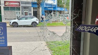 Robo en un comercio de Avenida General Paz: rompió la vidriera y se llevó lo que pudo pasar entre las rejas