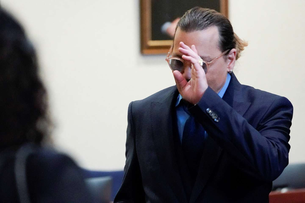 Johnny Depp saluda al llegar a la sala de audiencias de los tribunales de Fairfax. (Foto: Reuters/Steve Helber)Por: REUTERS
