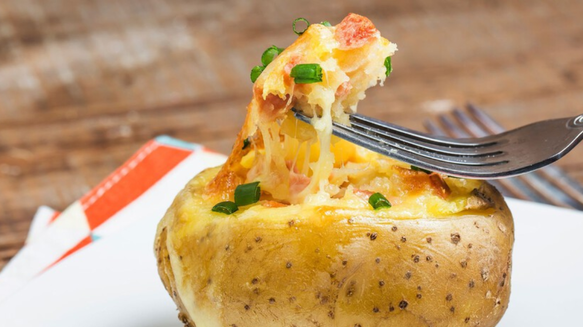 Receta de papas asadas con bacon y queso. Receta de papas asadas con bacon y queso.