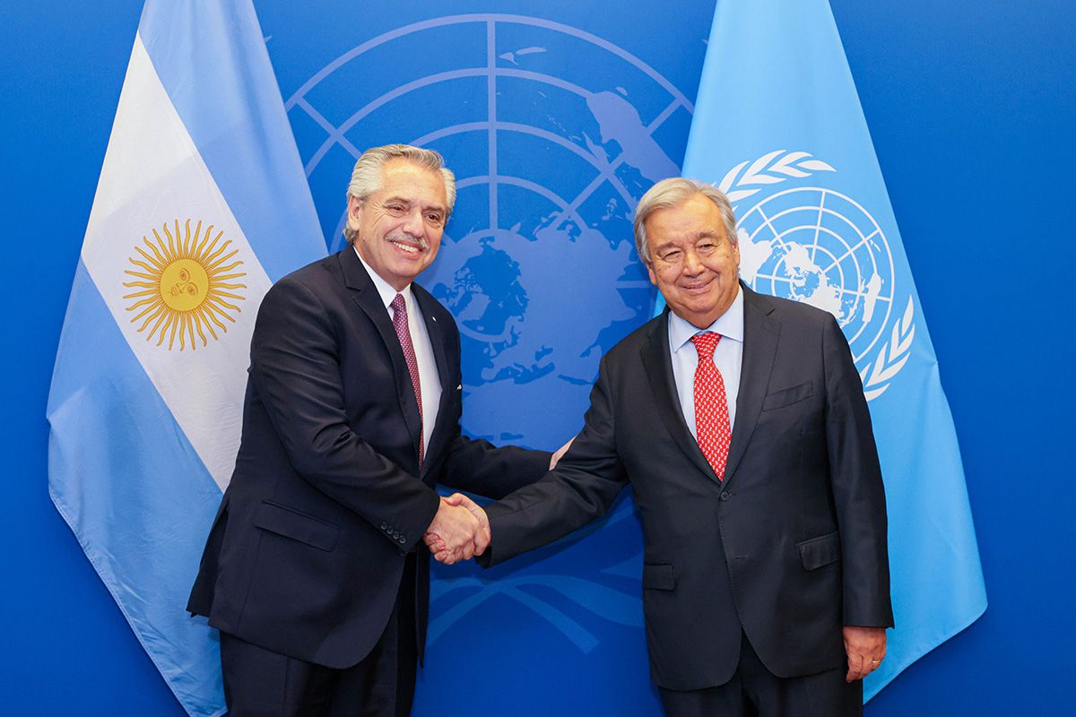 Alberto Fernández junto al secretario general de la ONU
