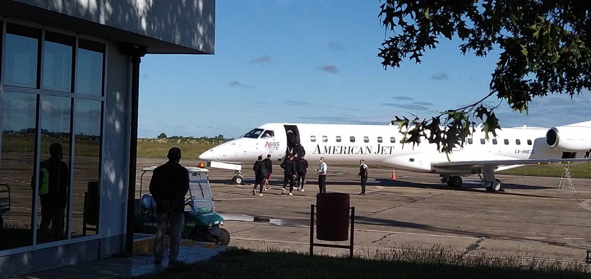 Club Atlético Colón: el plantel viaja rumbo a Paraguay para jugar ante Cerro Porteño